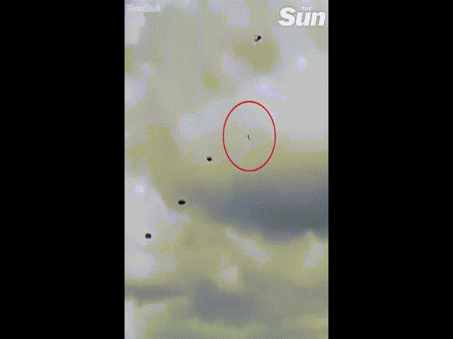 Thế giới - Video: Dù không mở, binh sĩ Colombia rơi tự do thẳng xuống đất