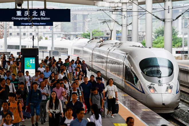 Người dân Trung Quốc tại một ga tàu ở TP Thành Đô thuộc tỉnh Tứ Xuyên. Ảnh: TÂN HOA XÃ&nbsp;