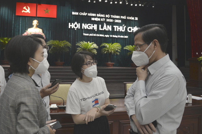 Chủ tịch UBND TP HCM Phan Văn Mãi trao đổi với báo chí bên lề hội nghị Thành ủy sáng 14-10