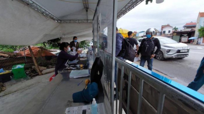 Người dân khai báo y tế tại cửa ngõ từ Vĩnh Phúc vào Hà Nội.