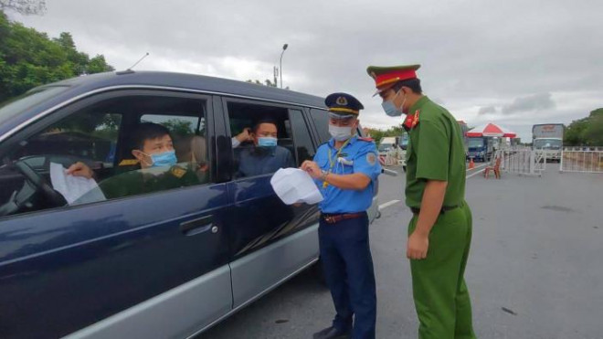 Lực lượng chức năng kiểm tra kết quả xét nghiệm Covid-19 của người vào Vĩnh Phúc.