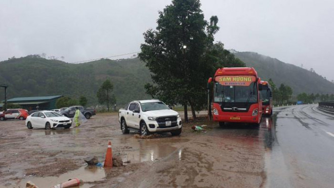 Người dân khai báo y tế tại chốt kiểm dịch Hà Tĩnh.