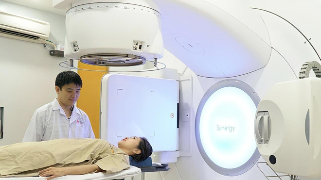 Bệnh nhân ung thư chuẩn bị được xạ trị bằng máy xạ trị gia tốc thế hệ mới tại Trung tâm Xạ trị Hưng Việt. Ảnh: HV.