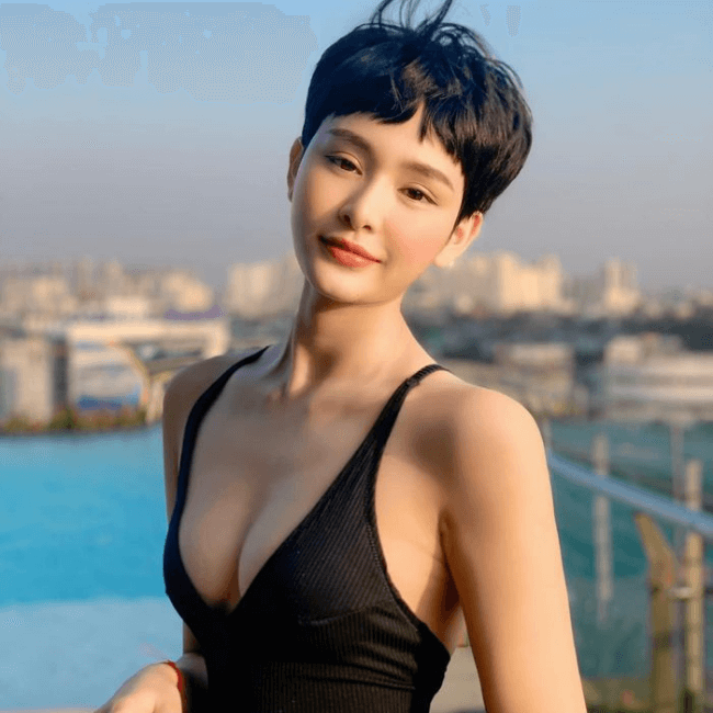 Hiền Hồ

Hiền Hồ sinh ra tại Buôn Mê Thuột - Đắk Lắk. Tuổi thơ của cô nàng lớn lên tại nương rẫy trong một gia đình đông con, bố mất sớm khiến cuộc sống càng khó khăn. Khi lớn lên, cô nàng xin gia đình lên thành phố tìm việc chứ không muốn gắn bó cả đời với công việc trồng cà phê lam lũ giống mẹ.&nbsp;
