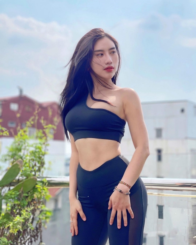 Một người đẹp phòng gym khác cũng lựa chọn đạp xe là Trang Tracy (Trang Lê). Cô gái sinh năm 1993 nổi bật với thân hình thon gọn nhưng săn chắc.
