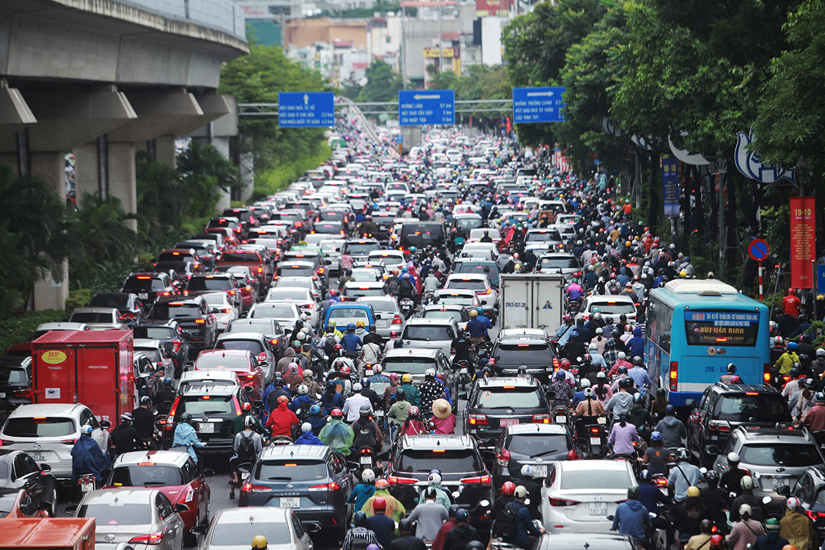 Đường Nguyễn Trãi hướng Tây Sơn, xe buýt “chôn chân” giữa đường