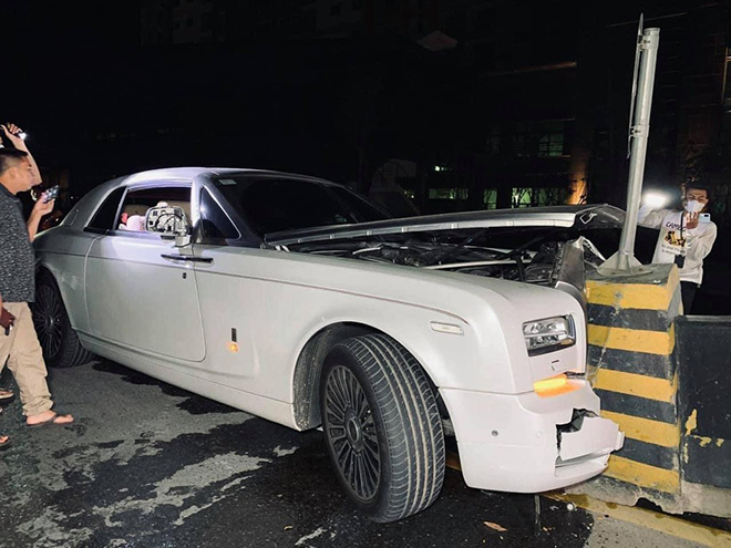 Xót xa nhìn Rolls-Royce Phantom Coupe đâm thẳng vào dải phân cách - 3