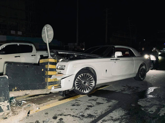 Xót xa nhìn Rolls-Royce Phantom Coupe đâm thẳng vào dải phân cách - 1