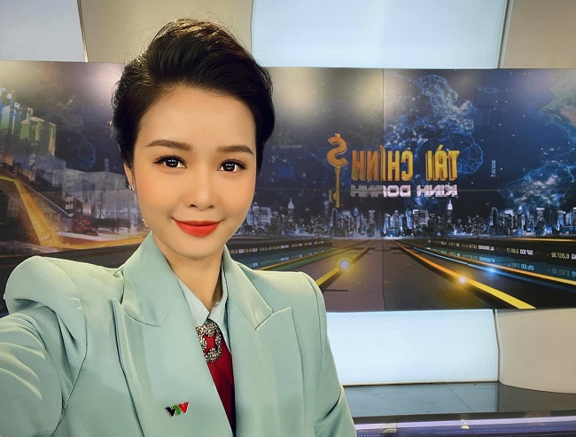 BTV Minh Hằng sinh năm 1988, là gương mặt quen thuộc của Bản tin Tài chính Kinh doanh trên VTV. Tuy nhiên, gương mặt quá trẻ, non nớt không phù hợp để dẫn tin thời sự kinh doanh, Minh Hằng từng bị cắt sóng sau khi dẫn 3 tháng.
