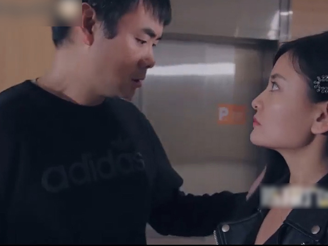 Cười 24H - Thanh niên chen lấn xếp hàng còn giở thói "tán gái" nơi công cộng