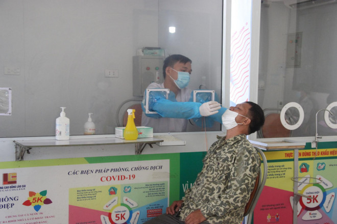Cán bộ y tế thực hiện lấy mẫu cho người dân tại Chốt kiểm soát dịch km 237, Cao tốc Nội Bài-Lào Cai - Ảnh: Phương Thảo