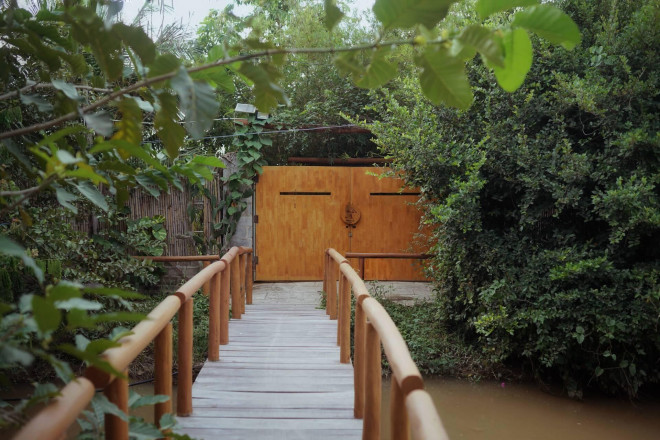 Sau nhiều năm bôn ba trên thành phố, người con trai quyết định trở về quê tại Phan Rang (Ninh Thuận) để cải tạo ngôi nhà cấp 4 chỉ rộng 15m2 cho mẹ.