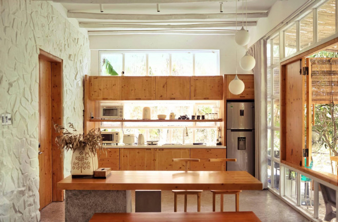 Sau khi cải tạo, ngôi nhà bao gồm 1 khu nhà chính với 2 phòng ngủ, 1 phòng khách mở liên thông với khu bếp và phòng ăn, nằm cạnh đó lần lượt là hồ bơi, phòng kho nhỏ và 2 bungalow.