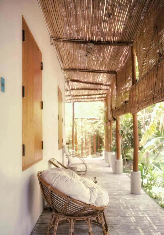 KTS mở rộng mái hiên của ngôi nhà cấp 4 cũ và treo thêm rèm gỗ để tầm nhìn không bị cản trở cũng như giúp che nắng. Đồng thời ở hiên còn đặt nhiều ghế mây để mẹ và khách có thể ngồi thưởng trà hay ngắm vườn.