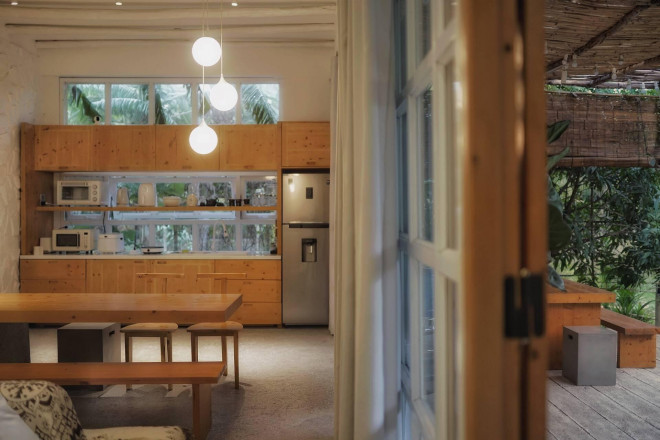 Khu bàn ăn và bếp tạo thành không gian sinh hoạt chung để mẹ có thể thoải mái trò chuyện cùng hàng xóm và họ hàng.