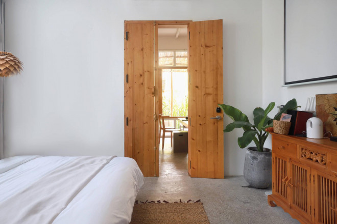 Từ phòng bếp có một cánh cửa dẫn sang phòng ngủ để mẹ không phải di chuyển nhiều khi muốn nghỉ ngơi.