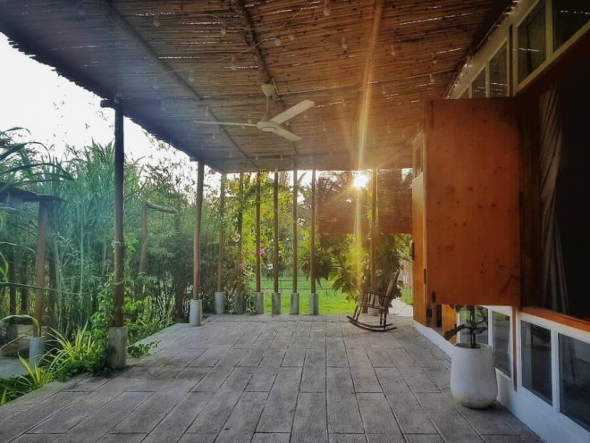 Sân vườn bố trí nhiều tiểu cảnh lạ mắt, phục vụ nhu cầu đi dạo thư giãn, ngắm cảnh vào mỗi sáng sớm hay chiều tà của mọi người trong nhà.