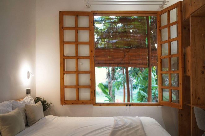 Căn nhà chú trọng phong cách tối giản mà vẫn tinh tế khi kết hợp cùng ánh sáng tự nhiên và cây xanh.