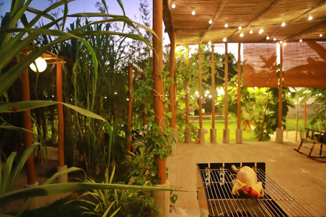 Nhờ lối cải tạo đơn giản, mộc mạc, người con trai đã “biến” ngôi nhà cấp 4 rộng 15m2 mà nhiều người cho là siêu nhỏ và lỗi thời thành không gian sống tiện nghi như một villa nghỉ dưỡng thu nhỏ.