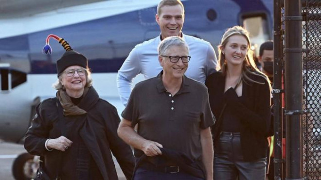 Bill Gates và gia đình tới đám cưới con gái. Ảnh - SplashNews.com