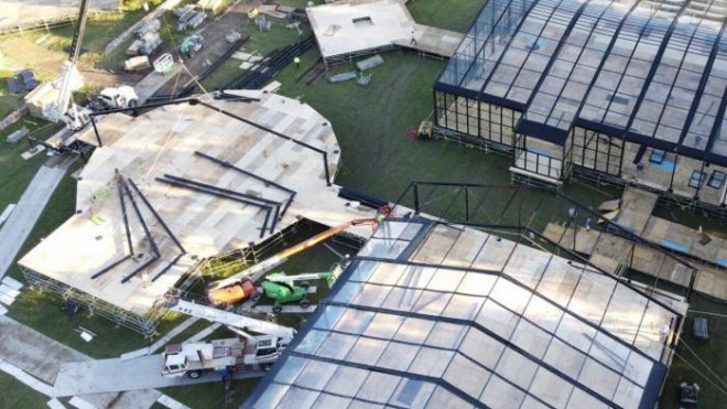 Đội ngũ tổ chức sự kiện đang lắp ráp sân khấu cho buổi lễ. Ảnh - Christopher Sadowski