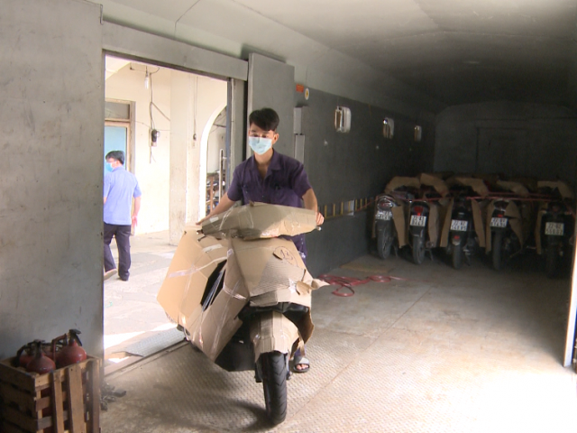 Video - Chuyến tàu đặc biệt gắn thêm toa đưa người dân Tuyên Quang và xe máy về quê