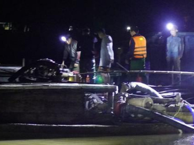 Pháp luật - Cảnh sát nổ súng, vây bắt 4 tàu hút cát lậu trên sông Thạch Hãn