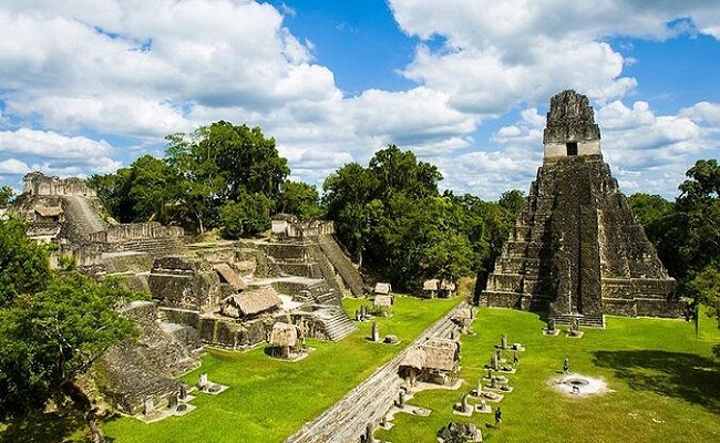1. Tikal, Guatemala

Thành phố Tikal từng được coi là viên ngọc quý của Guatemala, cũng là thành phố rộng nhất trong 6 bang Maya. Thành phố này nằm ngay trung tâm, bao quanh là rừng nhiệt đới đẹp tuyệt hảo. Nơi đây từng là địa điểm tổ chức các lễ nghi, các buổi biểu diễn … Thế nhưng, thành phố này đã biến mất vì bị rừng rậm “nuốt chửng”.
