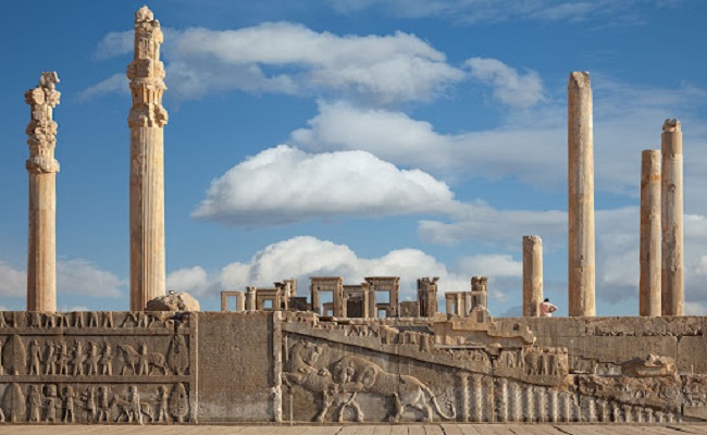 11. Persepolis, Iran

Là một thành phố tráng lệ được thành lập bởi Darus I vào năm 518 trước Công nguyên, Persepolis đã mất hơn một thế kỉ để xây dựng. Tuy nhiên, thành phố này đã bị phá hủy và chỉ còn lại một vài tàn tích. Tuy nhiên, nếu có cơ hội quan sát tận mắt những tàn tích này, bạn sẽ thấy chúng được chạm khắc vô cùng tinh xảo với hình ảnh về nô lệ, vua, quan chức và đại diện từ khắp đế chế Ba Tư.
