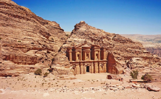 15. Petra, Jordan

Petra là thủ đô của người Nabateans và là trung tâm buôn bán tơ lụa, gia vị quan trọng nối châu Á với Ả Rập và phương Tây. Petra rơi vào suy tàn dưới sự cai trị của người La Mã vào thế kỉ thứ 4 sau công nguyên. Các lăng mộ của nó, đặc biệt là Kho bạc của Indiana Jones và The Monastery được xây dựng và chạm khắc vô cùng tinh xảo.
