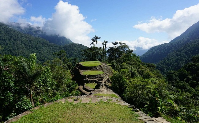 17. Thành phố đã mất, Colombia

Ciudad Perdia – thành phố đã mất cổ hơn Machu Picchu ít nhất 6 thế kỉ và là trung tâm của nền văm minh Tayrona, nơi có các trang trại và làng chài nằm dọc theo bờ biển Colombia. Nó đã được các thợ săn kho báu phát hiện lại vào năm 1972 và các chuyến thăm quan bắt đầu lại vào năm 2005. Tại đây bạn sẽ được ngắm nhìn những thửa ruộng bậc thang vô cùng xuất sắc.
