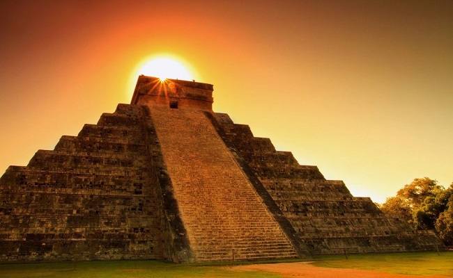 19.&nbsp;Chichén Itzá, Mexico

Đây là một trong những trung tâm đô thị vĩ đại của nền văn minh Maya-Toltec tồn tại khoảng từ 900-1400 sau Công nguyên. Vào mỗi mùa xuân và thu phân, bóng của mặt trời tạo thành một con rắn uốn éo trên các bậc thang của đền Kukulkan.
