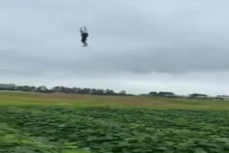 Phi thường - kỳ quặc - Thót tim cảnh nam thanh niên đi thả diều bị gió lớn cuốn bay lơ lửng trên trời