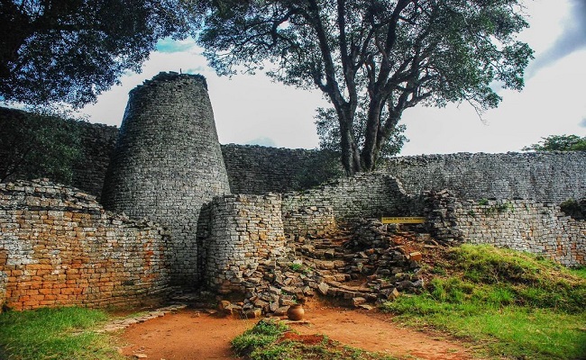 3. Thành phố đá, Zimbabwe

Được xây dựng bởi người Gokomere vào thế kỉ 11, trên một cao nguyên cách Harare ngày nay khoảng 150 km, trung tâm của thành phố đá là một cung điện được bao quanh bởi một bức tường đá granit cao khoảng 5m. Đây từng là trung tâm của một mạng lưới thương mại lớn về vàng, ngà voi và gia súc. Ngày nay, tàn tích của thành phố nằm rải rác trên một thung lũng rộng và xanh tươi.
