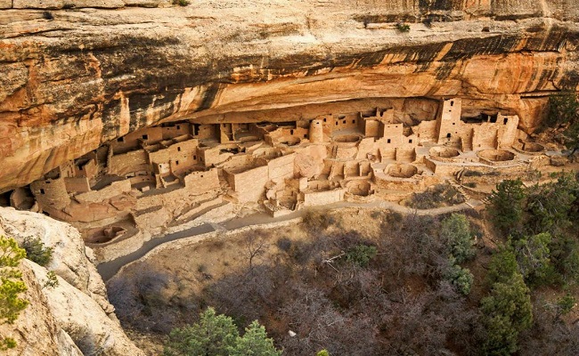 6. Mesa Verda, Colorado, Hoa Kỳ

Công viên quốc gia Mesa Verde chứa hơn 600 ngôi nhà vách đá, từng là nơi sinh sống của những người Anasazi. Công trình này được xây dựng chủ yếu bằng đá sa thạch, gỗ và vữa dưới những rặng núi nhô ra. Nơi đây từng có một cung điện rất nổi tiếng mang tên Cliff Palace – chứa được khoảng 100 người và phải leo tới bằng thang.
