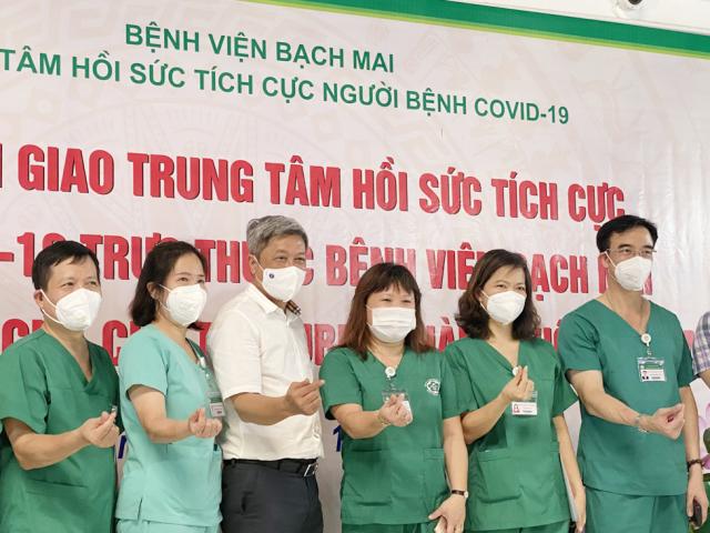 Thứ trưởng Bộ Y tế Nguyễn Trường Sơn (áo trắng) cảm ơn lực lượng y tế đã đồng hành cùng y tế TP.HCM qua thời khắc khó khăn nhất.