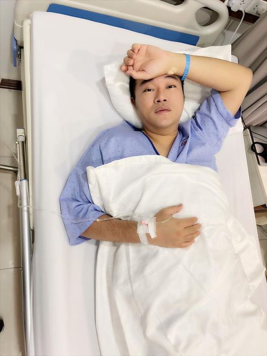Ca sỹ Minh Quân nhập viện, chia sẻ hình ảnh tiều tụy khiến nhiều người lo lắng - 1