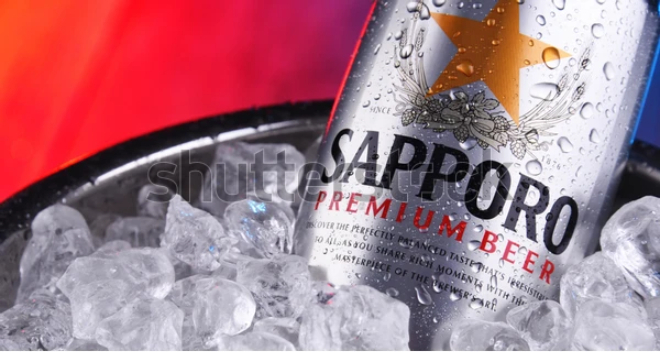 Ướp bia Sapporo cùng ly thủy tinh chuẩn bị cho một trải nghiệm tuyệt vời