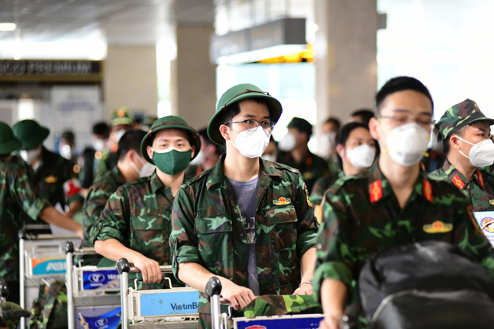 Sáng 15/10, 304 học viên Học viện Quân y tập trung tại sân bay Tân Sơn Nhất để về Hà Nội sau nhiều tháng vào TP.HCM hỗ trợ chống dịch.