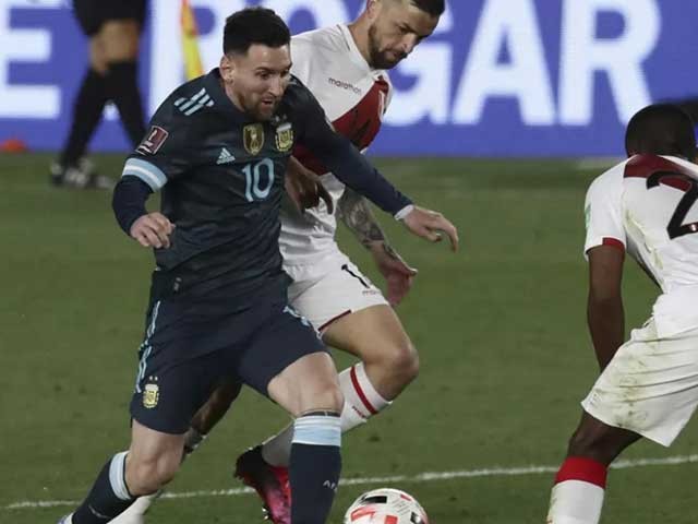 Messi trải qua một trận đấu khó khăn trước Peru