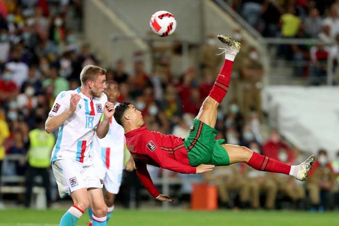 Ronaldo (áo đỏ) có phong độ tốt trong đợt lên tuyển vừa qua