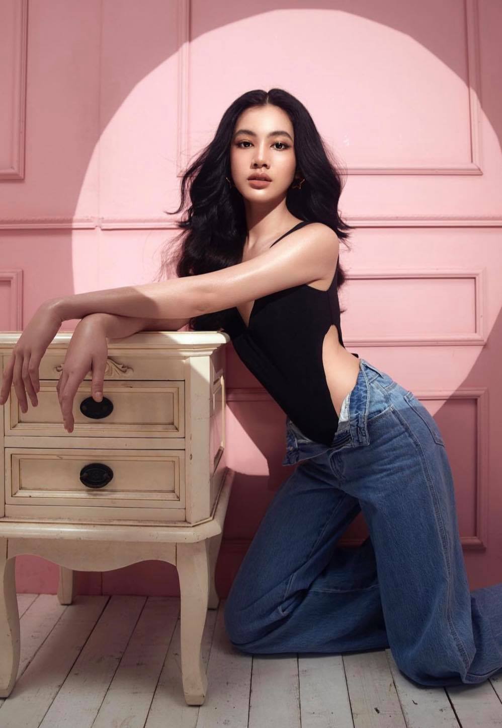 Nhờ lợi thế ngoại hình quyến rũ, cô nàng tự tin lăng xê nhiều xu hướng thời trang hot.