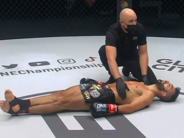 Thể thao - Chấn động Kickboxing thế giới: “Bác sĩ” trúng cước nhập viện, mất đai lịch sử