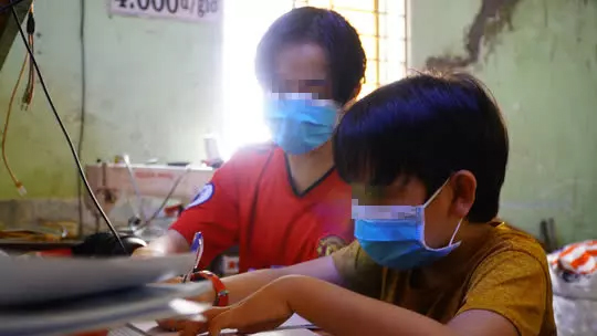 Em Đ.N.N.H (8 tuổi; ngụ xã Phước Lộc) và anh trai đang học online tại nhà. H. ước mơ học giỏi để trở thành công an.