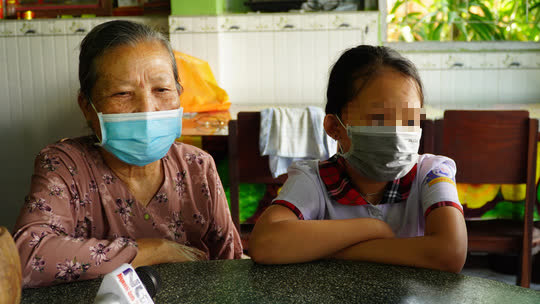 Mồ côi cha, mẹ mất do Covid-19, em P.T.A (8 tuổi; ngụ xã Hiệp Phước) sống cùng ông bà ngoại đã hơn 70 tuổi. Nhiều năm liền, A. là học sinh xuất sắc.