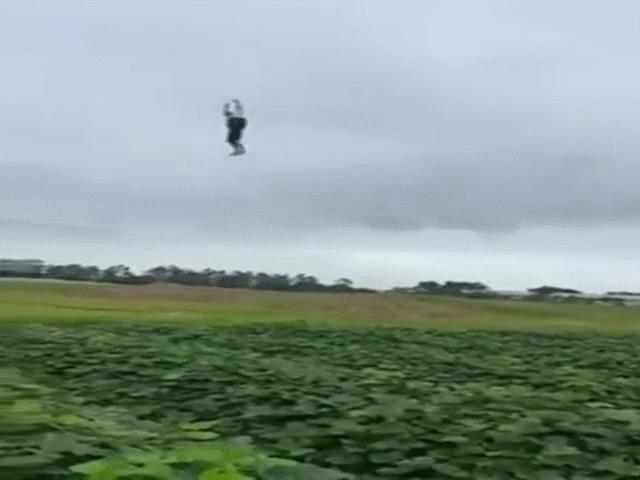 Phi thường - kỳ quặc - Thót tim cảnh nam thanh niên đi thả diều bị gió lớn cuốn bay lơ lửng trên trời