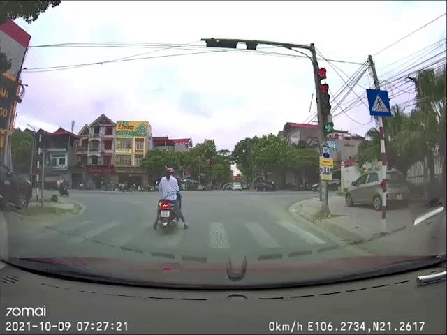 Thế giới xe - Clip: Cô gái đứng chờ đèn đỏ gặp "họa vô đơn chí"