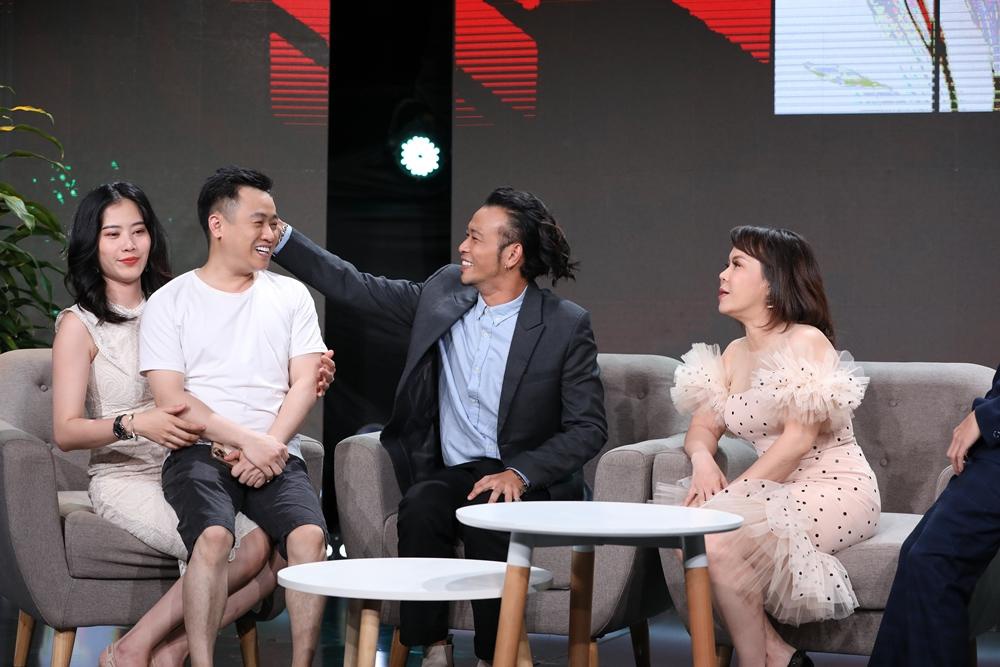 Nam Em ngại ngùng để bạn diễn hôn để hoàn thành thử thách 