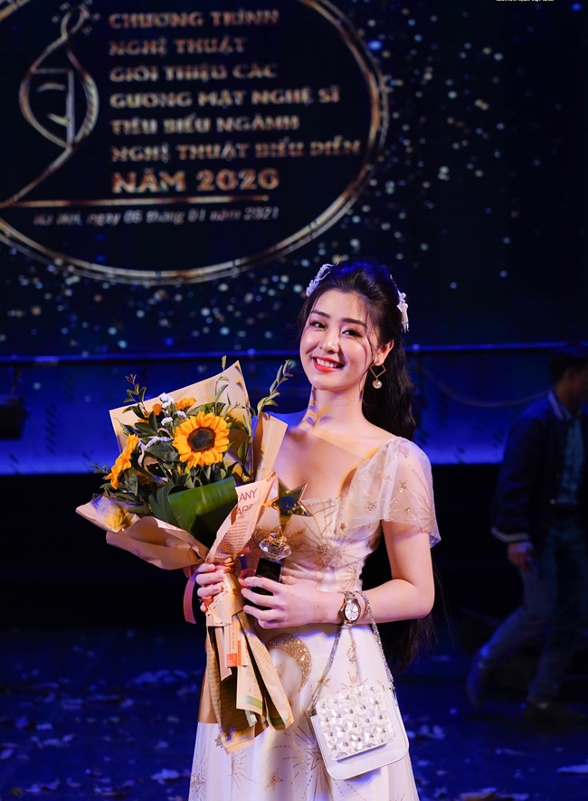 Năm 2020, cô từng đạt huy chương vàng với vai Lý Chiêu Hoàng, trích vở "Rừng trúc" tại cuộc thi "Tài năng trẻ diễn viên kịch nói toàn quốc".
