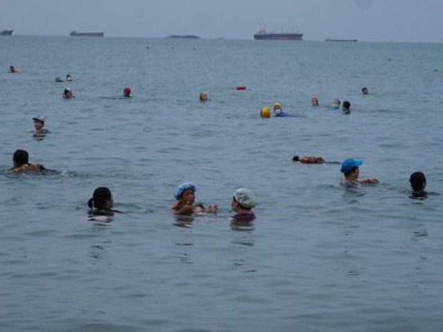 Tin tức trong ngày - Người dân Bà Rịa - Vũng Tàu háo hức tắm biển sau nhiều tháng giãn cách